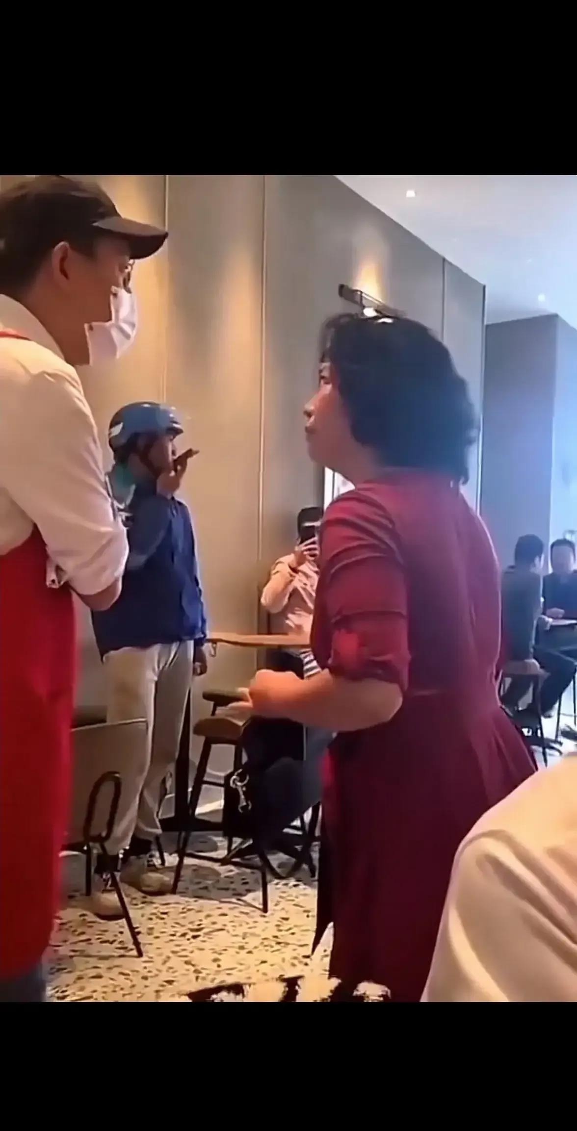 四川成都，一红衣女子在星巴克消费时，看见一外卖员在店内表示不满，并想要让外卖员出