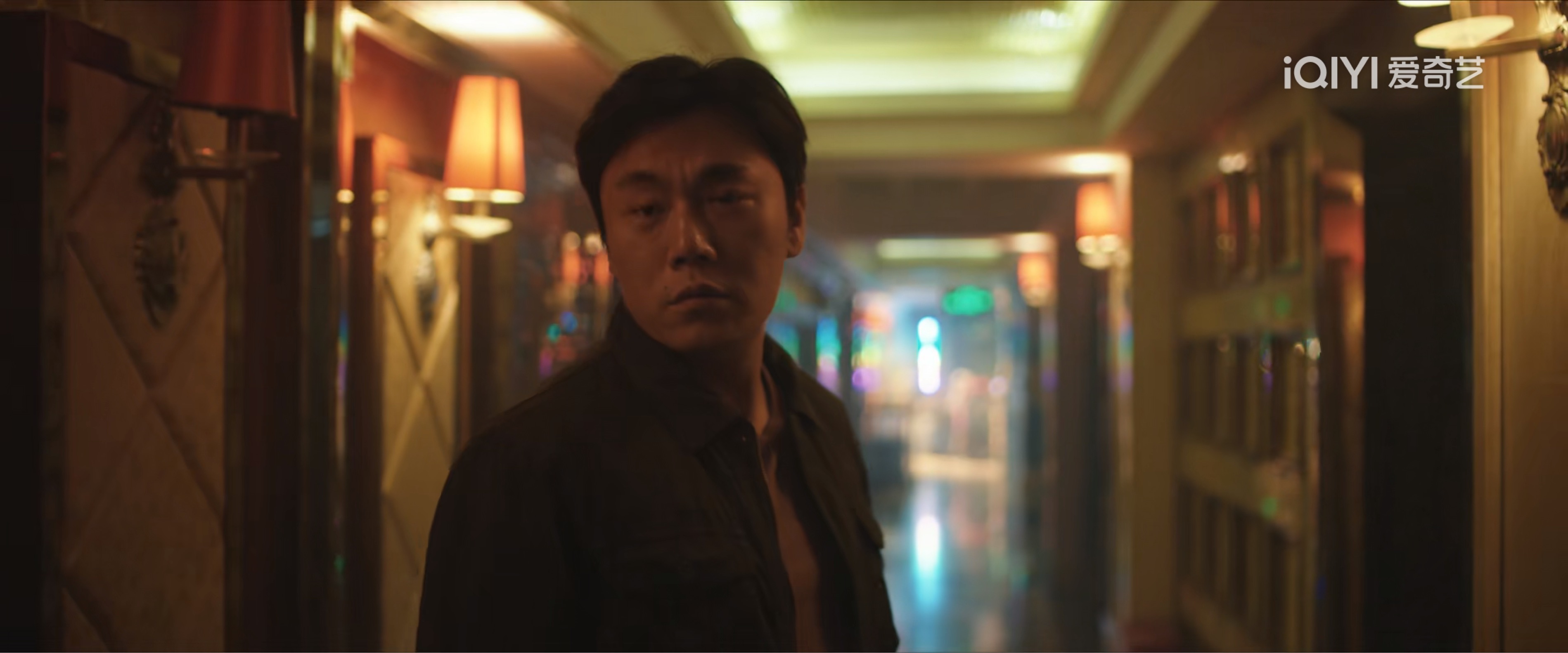 程兵唱《金色盾牌》这场戏，真的让人又好笑，又好哭。

本来他是跟着六子一起去KT