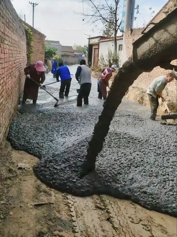 村里修水泥路，用的是C35商砼。白瞎了这么好的混凝土，没有一根钢筋，就直接铺在泥
