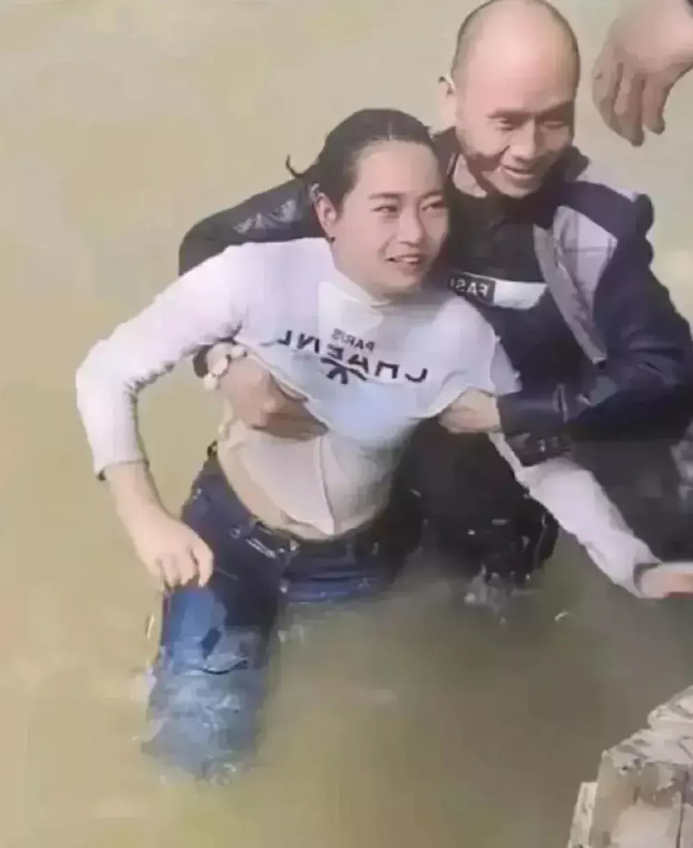 一位年迈老者在水中勇救溺水女子，却遭到不公正的批评，这一事件令人深感痛心，也引发