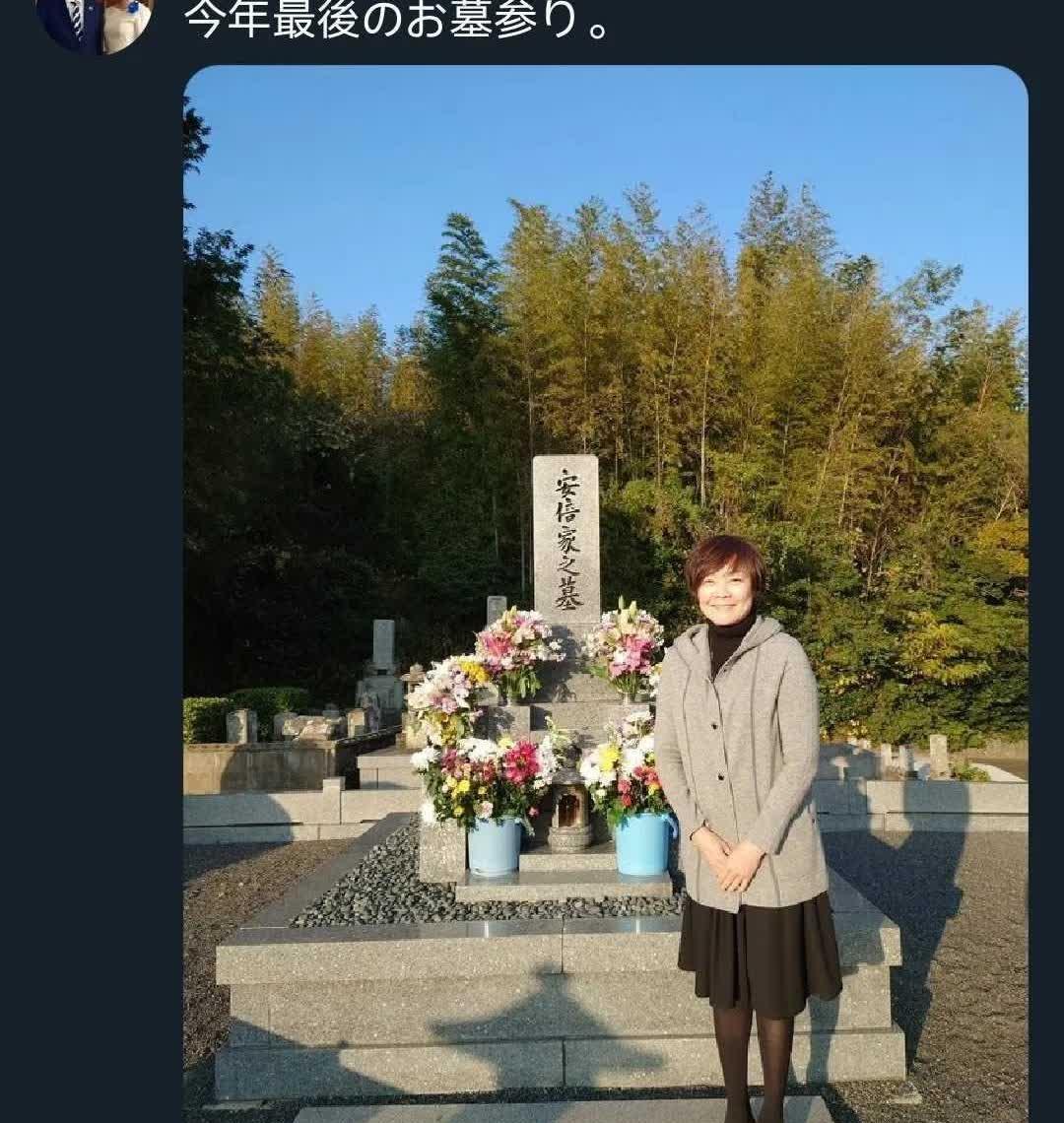 日本前首相安倍晋三的妻子在丈夫的墓前微笑，这一幕引发了日本社会不同的反应。有些人