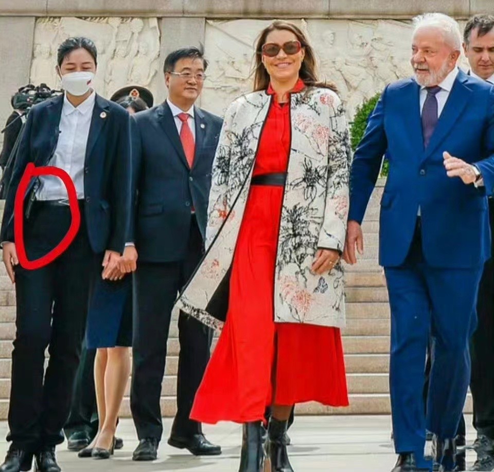 我国特勤美女保镖正在保护巴西总统卢拉夫妇，美女保镖腰里别着的好像是一把伯莱塔92