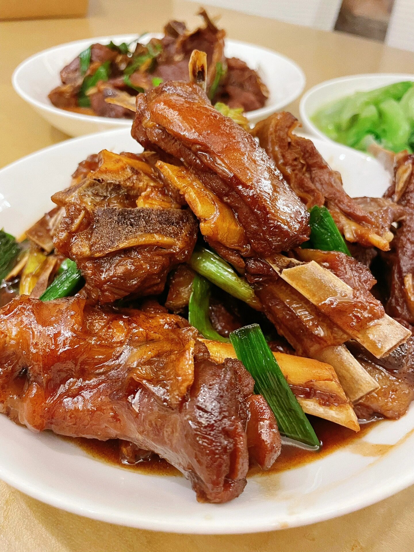 家庭版红烧羊肉、冬日滋补！简单又好吃
准备食材：羊肉
配料：生姜八角桂皮香叶干辣