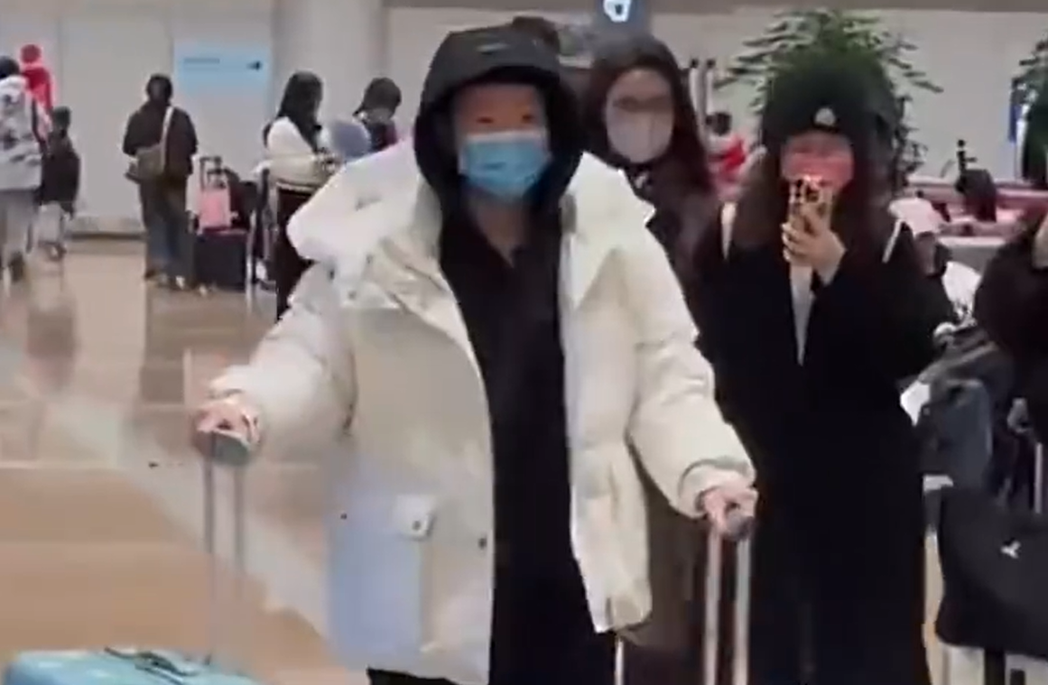 国乒抵达北京！陈梦获鲜花，孙颖莎标志穿搭，王楚钦王曼昱归来
12月25日，孙颖莎