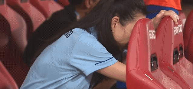 从泰国女足协大佬全场表情变化就知道泰国经历了怎样的过程，从这个泰国先进球女主席冲