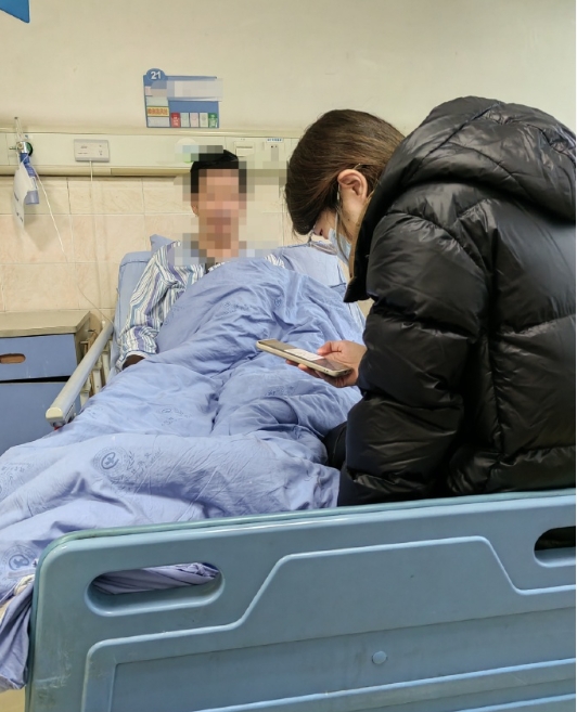 这妮子果然是来陪床的🙃🙃 ​​​