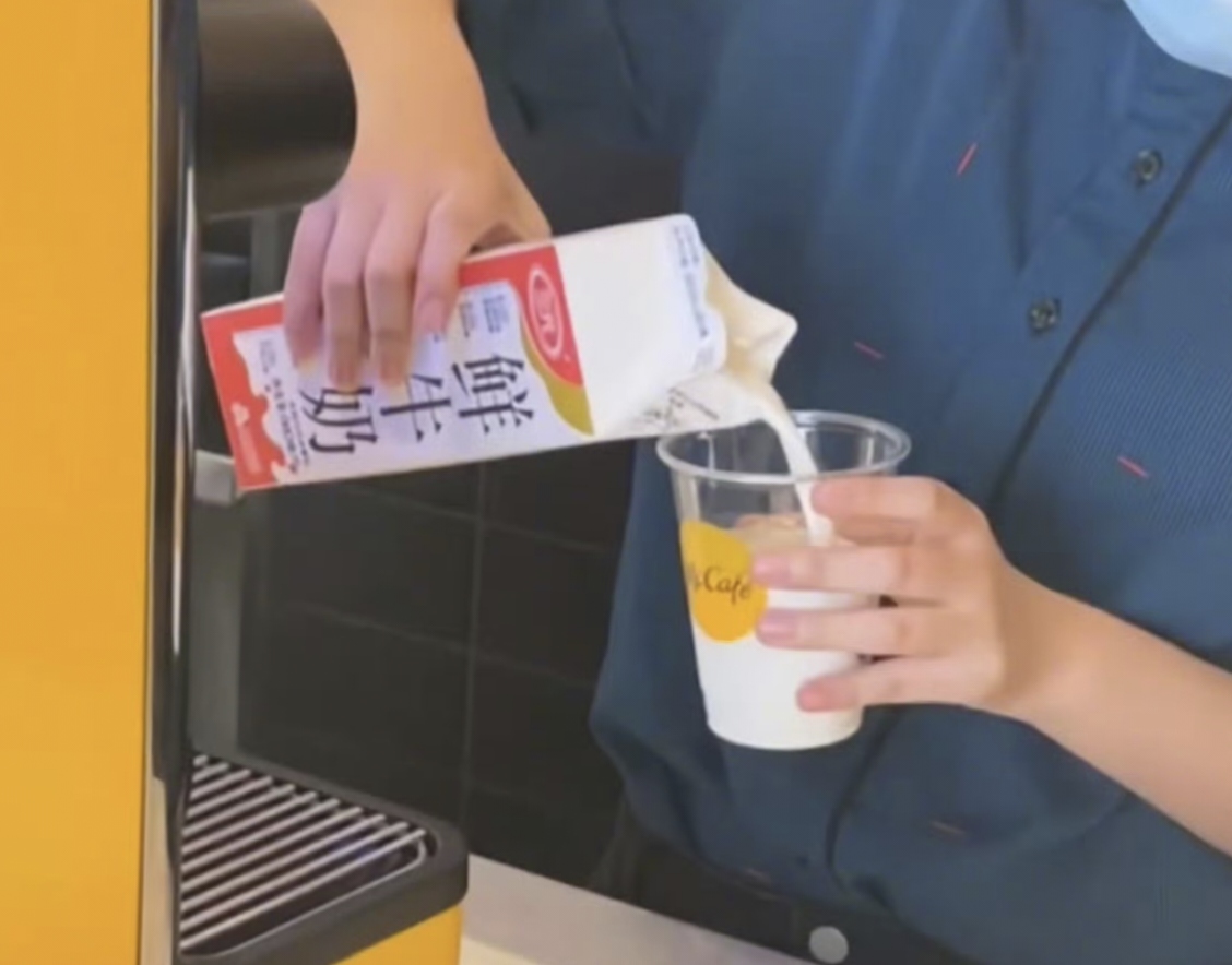麦当劳牛奶1杯23元
麦当劳大家是不是偶尔会吃一吃，有多少打工人是办的他们家的早