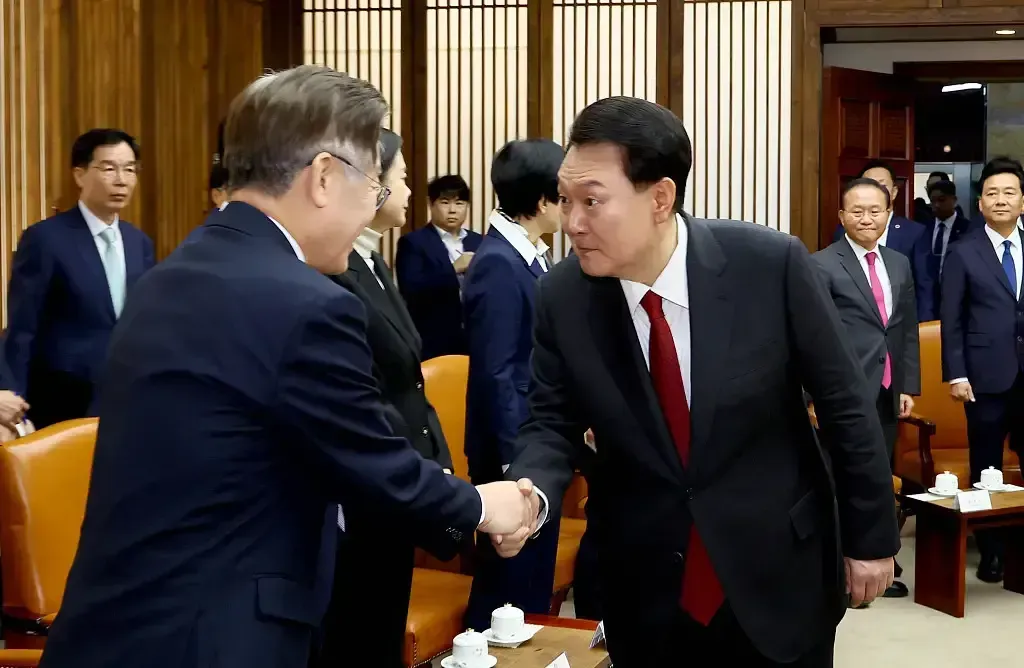 李在明结束绝食后，首次与尹锡悦一同享用面条的场景，实在令人叹为观止。只需看一眼尹
