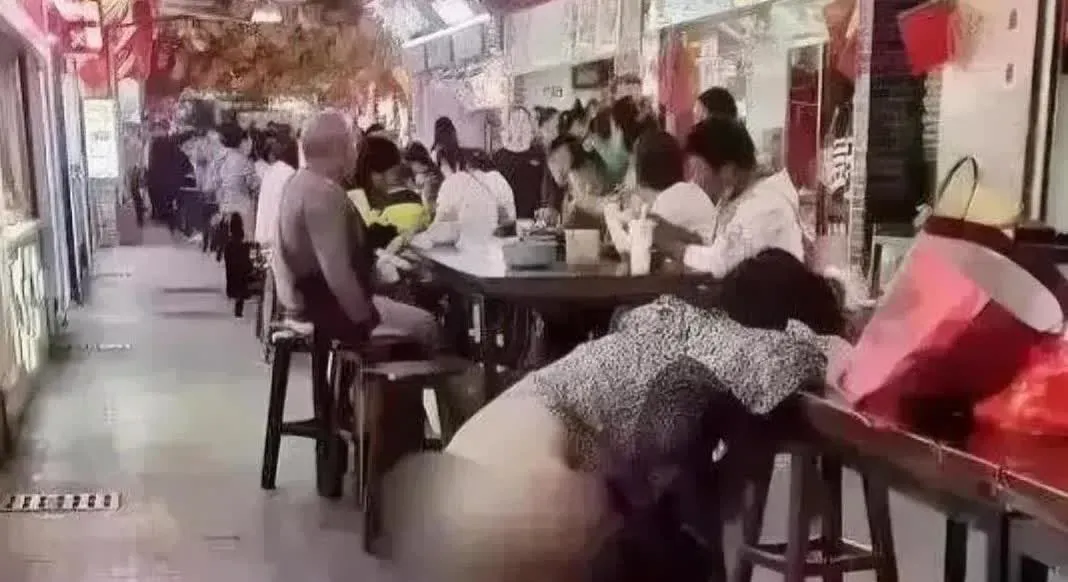 两个女性，一个喝多了在公共场合、大庭广众之下撒，一个后裤腰露出了卫巾，实在是有违