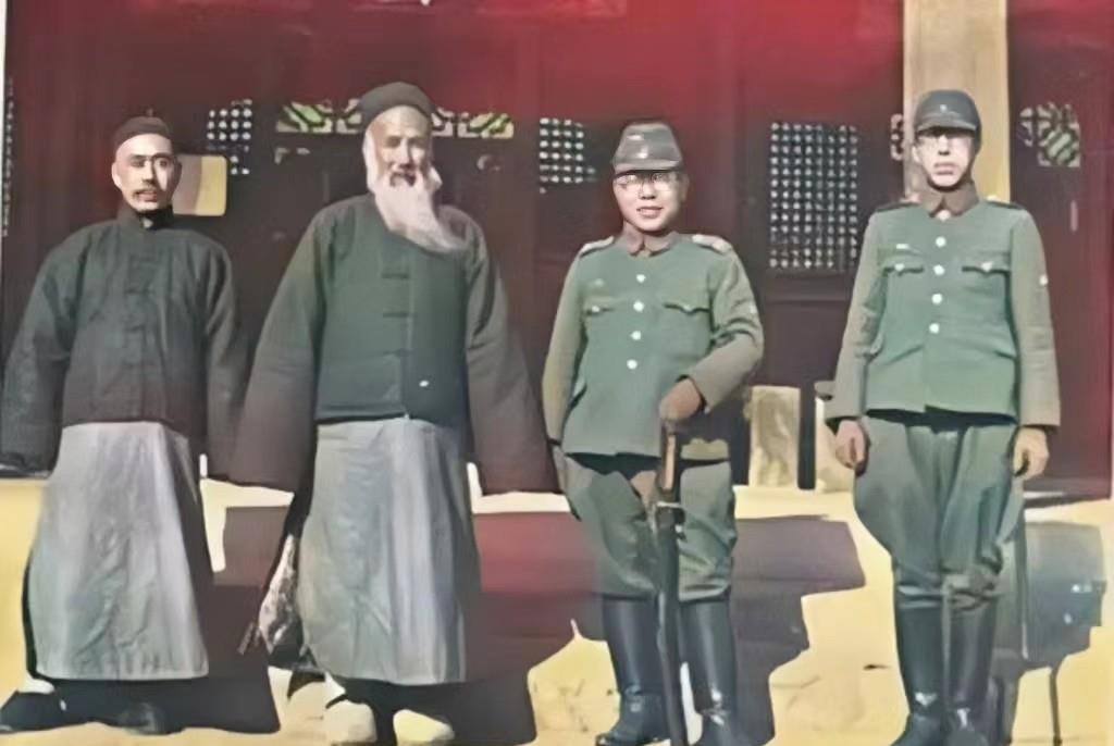 1939年，日军攻占曲阜，孔府一门老小恭恭敬敬迎接日军。镜头下，是孔子后代奉祀官