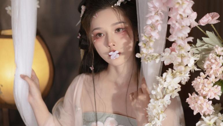 亲生父母明明弃我如草芥，最近却殷勤地找到我并接回府上，呵，原来是太子要纳妃了