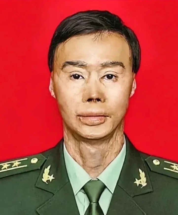 请为英雄梁强同志点赞！他牺牲自我，救了27名乘客。

       1995年3