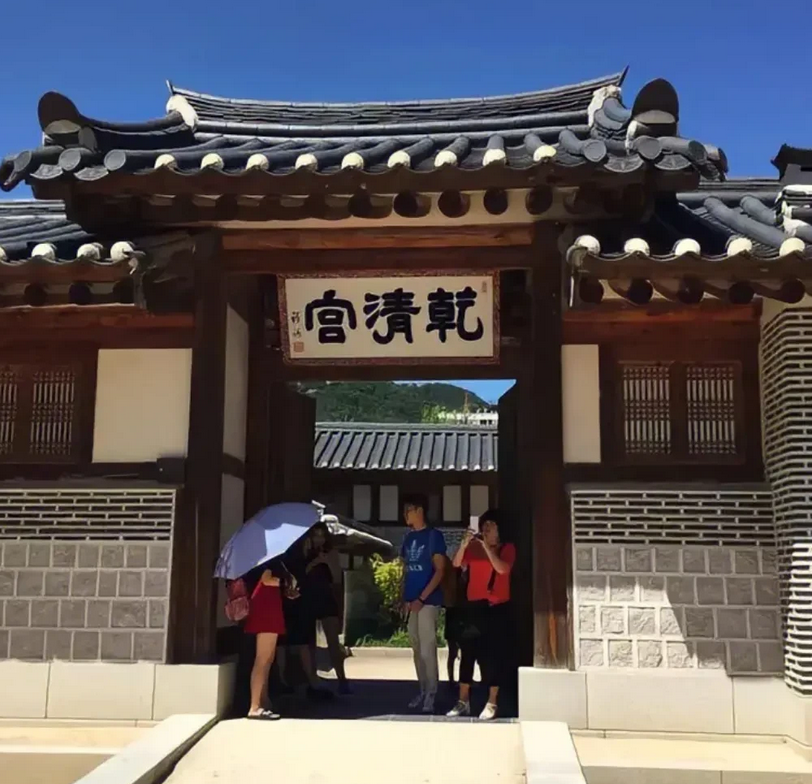 韩国当年进行去汉字化运动时，曾将光化门匾额上的汉字改成了谚文。
但怎么看都感觉怪
