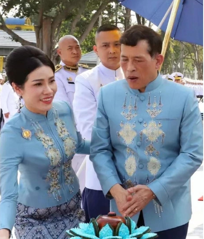 泰国贵妃诗妮娜虽然颜值一般，嘴巴也有点大，但身材窈窕，凹凸有致，真是多一分减一分