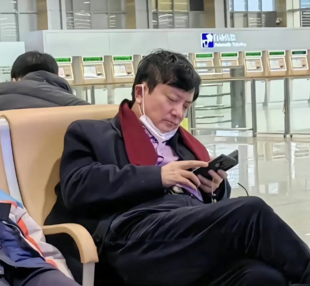 这是郑强教授卸任太原理工大学党委书记后独自一人出现在火车站的情形，他头发略显凌乱