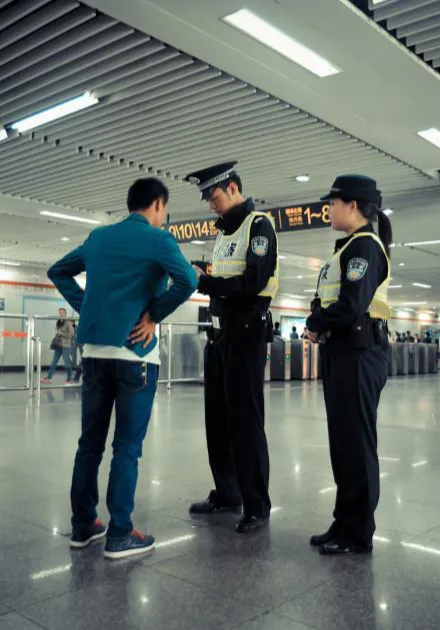 第一次在地铁遇到查身份证的，我就问了一下他是哪的，
你看不出来么，看不出来，他拿