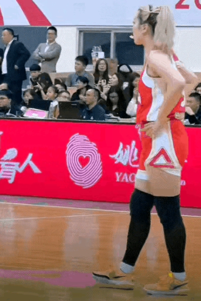 注意看，李梦打球总是喜欢挽球裤暴露大腿。什么骚操作，难道是习惯性动作？
话说NB