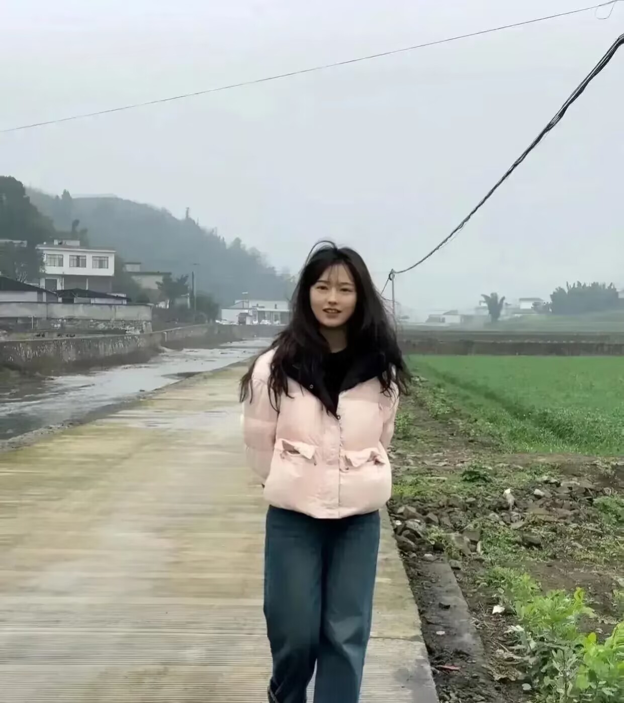 春节老公开车准备带我和孩子出去玩，婆婆突然走过来说，她也要一起去玩。

老公回答