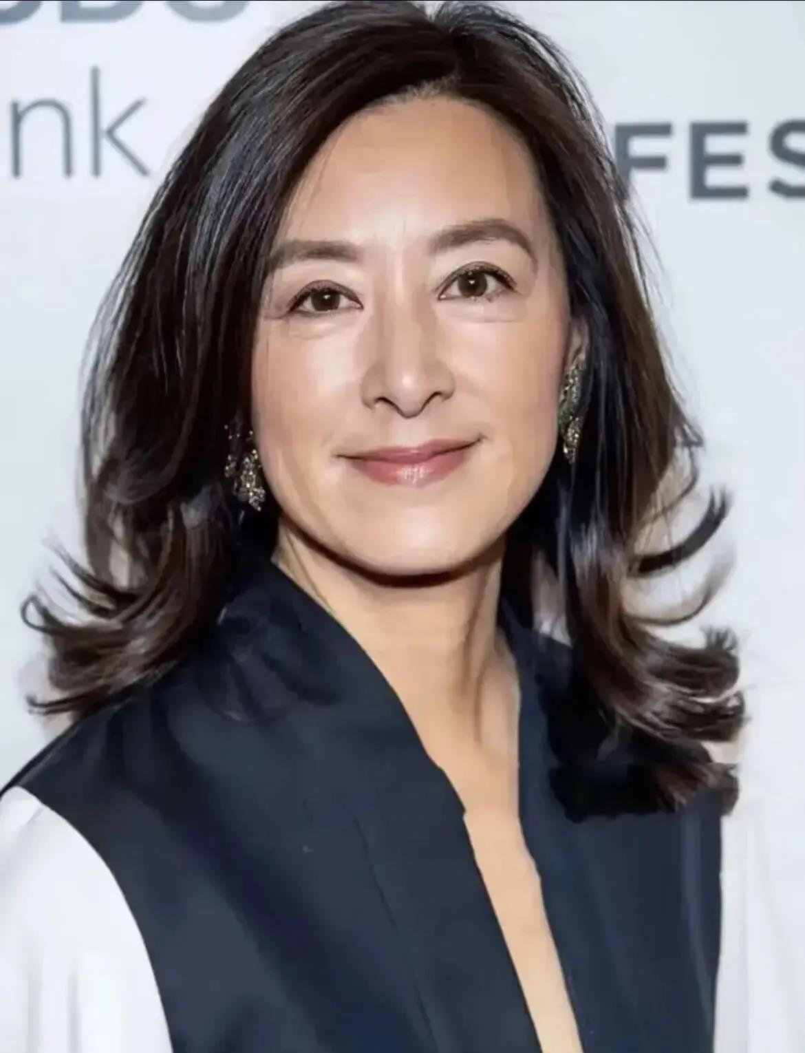 蔡崇信夫妇都是台湾人，太太吴明华的爷爷曾做过台北市长，而蔡先生的爷爷曾经是上海滩