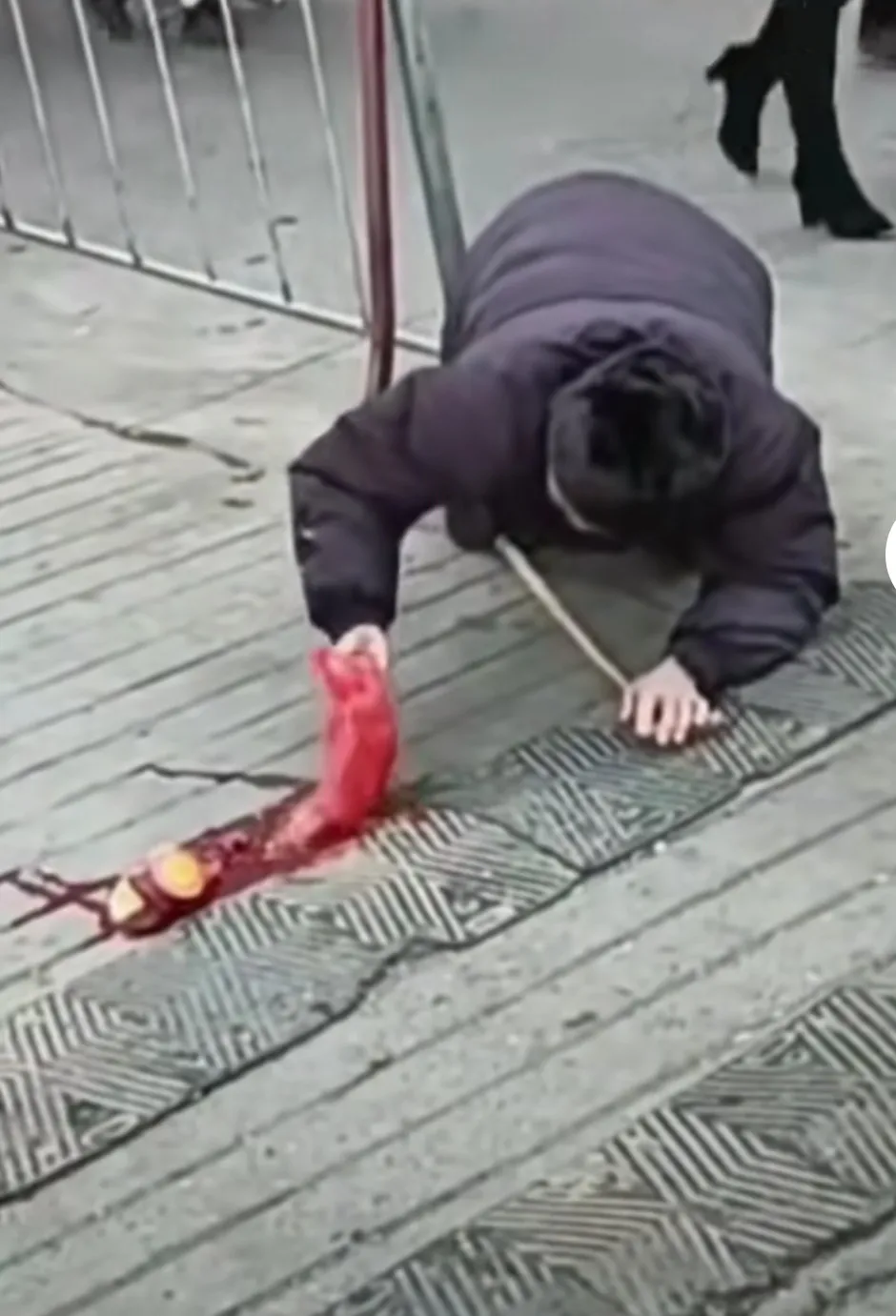长沙一位老人晨练倒地，49人经过竟无一报警，直到老人停止呼吸。
这位老人晨练时不