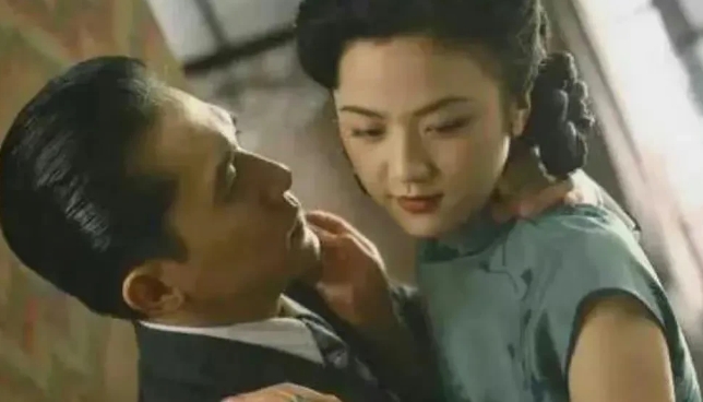 电影《色戒》拍摄的过程中，梁朝伟拒绝导演安排替身，结果那场著名的亲密戏，足足拍了