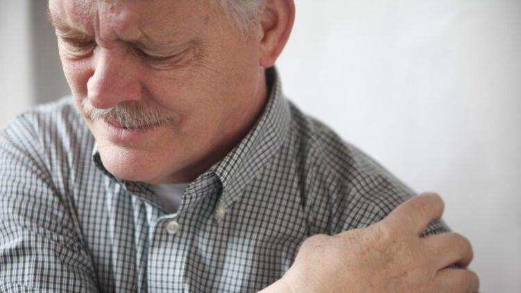男子右肩疼了6个月查出肺癌，提醒：身上3处疼痛，或是癌症的征兆