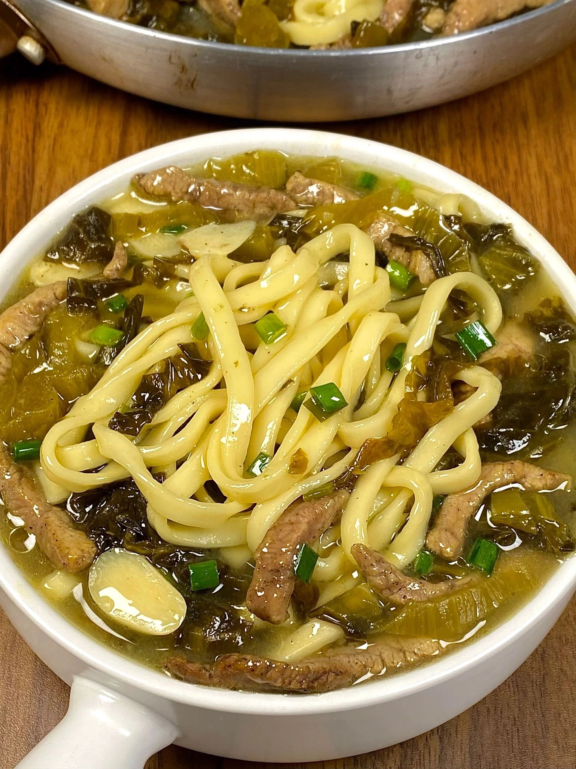 天冷时，总想吃点热腾腾、酸爽可口的酸菜肉丝面

今天就教大家如何在家制作这道美味