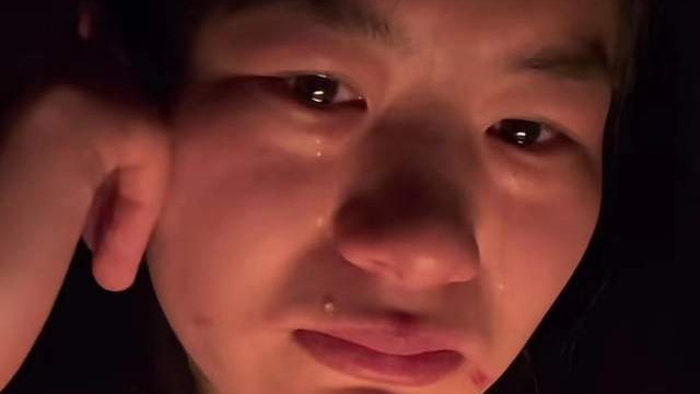 母亲一怒之下殴打我，只因我戴了弟弟的帽子