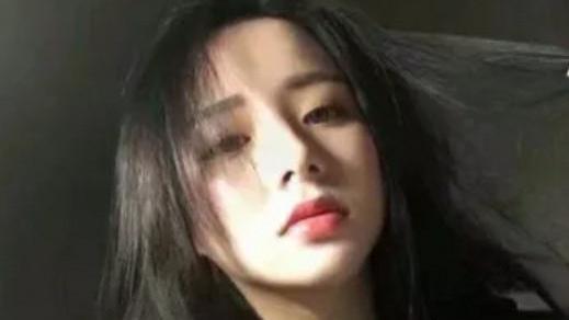 女孩回老家时被警察拦下检查，警犬发现了她鞋面上的点点血迹