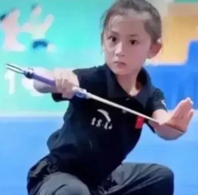 这两张照片竟然能引起10万网友热议。 一个是8岁小女孩，从小就潜心练习刀法，而另