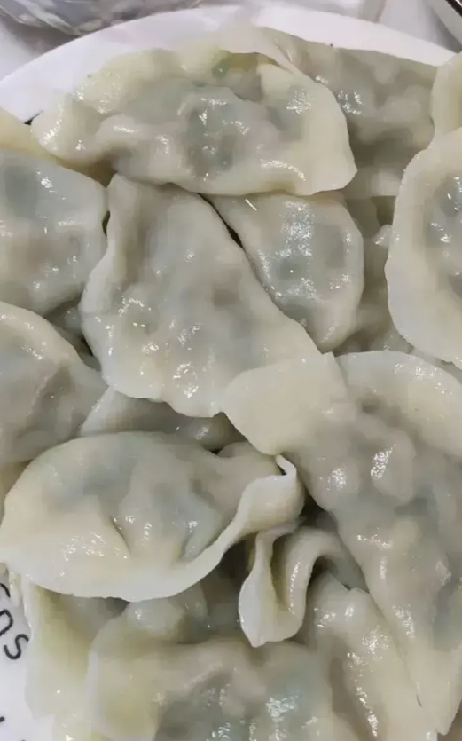 今天邻居给我送来一盘饺子，让我倒掉了，因为我觉得这盘饺子不太卫生。
​我家对门住