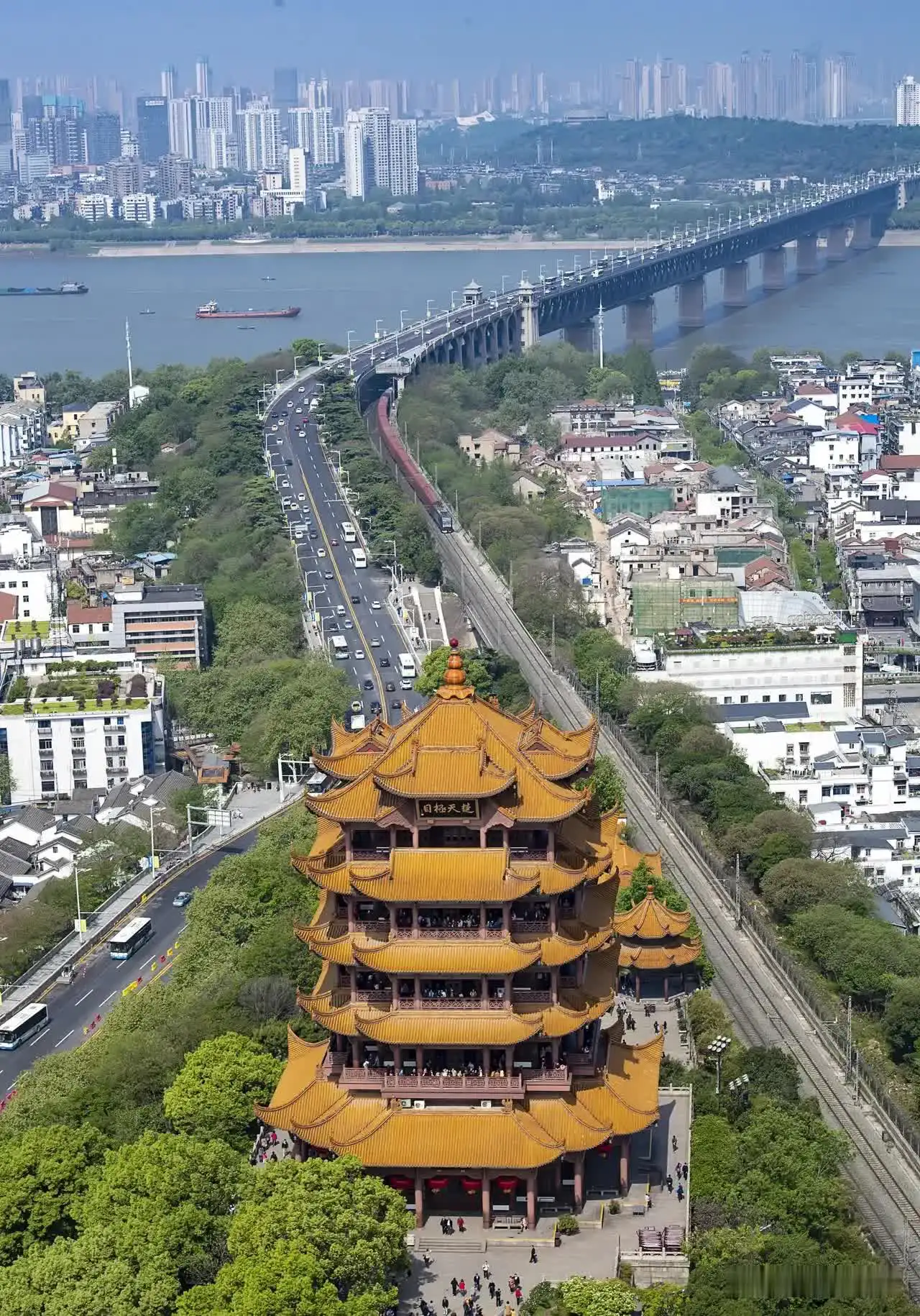 分别在湖北和广东的工厂打过工后，我发现了一个奇怪的现象。

湖北的工厂，以武汉为