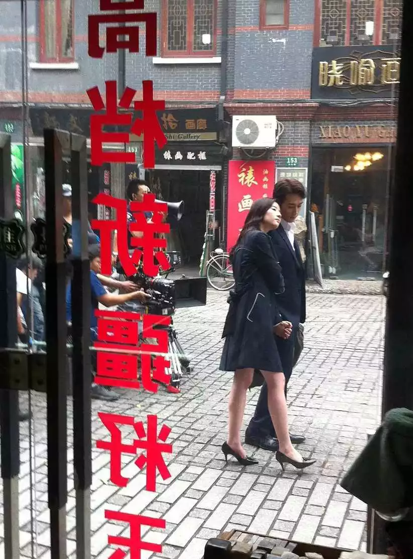 发现一对情侣压马路，眼熟吗？