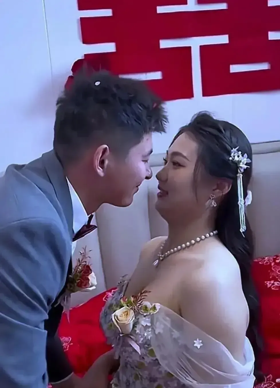 这个新娘好有福相呀，这个小伙眼光真棒不错，新娘子不仅长得漂亮，还有一脸福相。
有