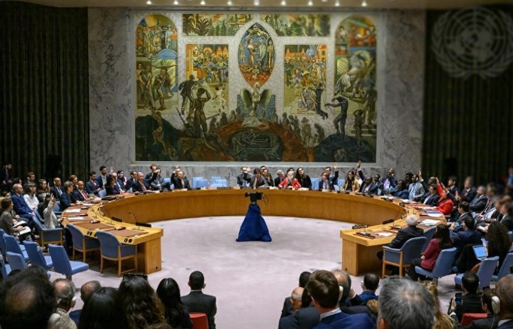 又是一票否决，美国直接站到全世界的对立面，中国代表当场发飙。美国再一次通过一票否