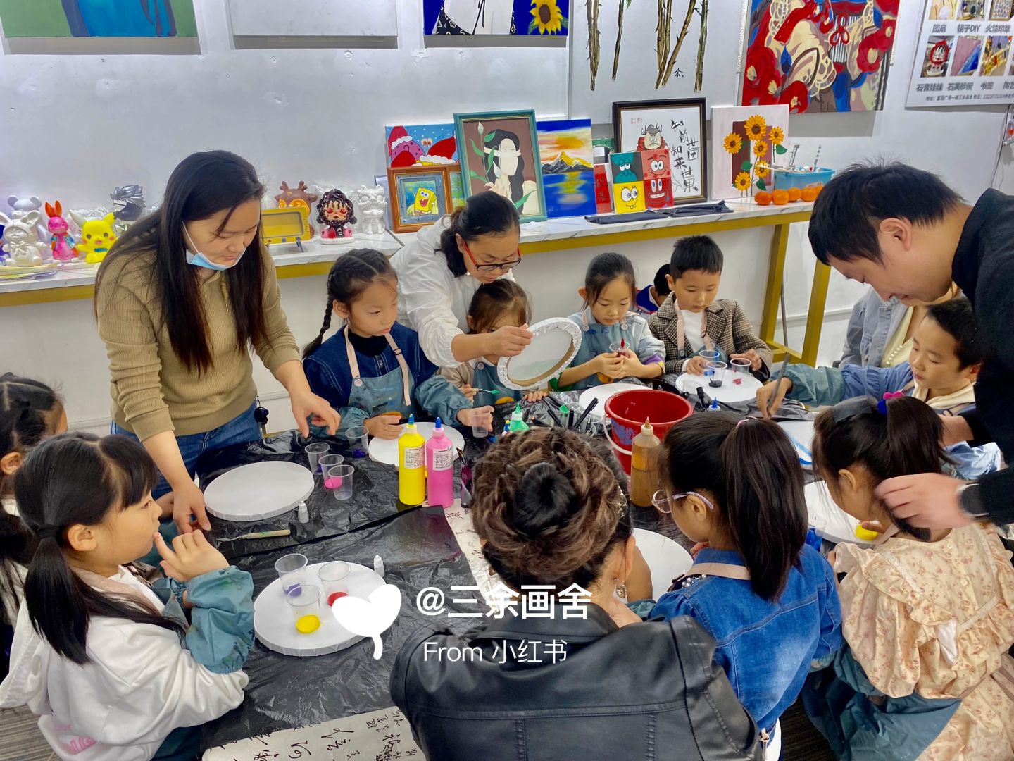 流体画时钟🕤
今天做了一场小活动，带着家长和孩子们进行了流体画的手工，除了有点
