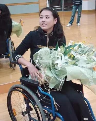 
周海媚因病离世，众人纷纷哀悼。荧幕上的她魅力四溢，生活中的她温柔善良。一朵绚丽