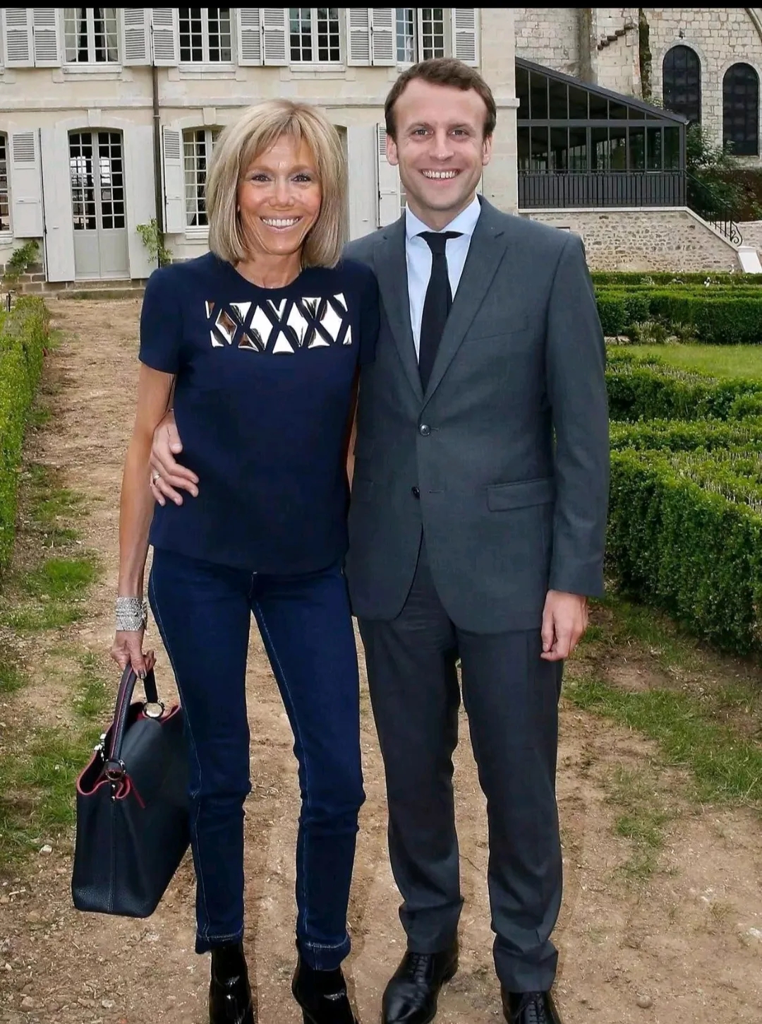 政坛上老夫少妻寻常见，而老妻少夫不常有。英国首相苏纳克43岁，妻子阿克莎塔55岁