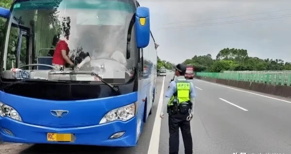 这次是交警败了！山东临沂，高速上一大巴车乘客称自己闹肚子要司机停车，司机见乘客情
