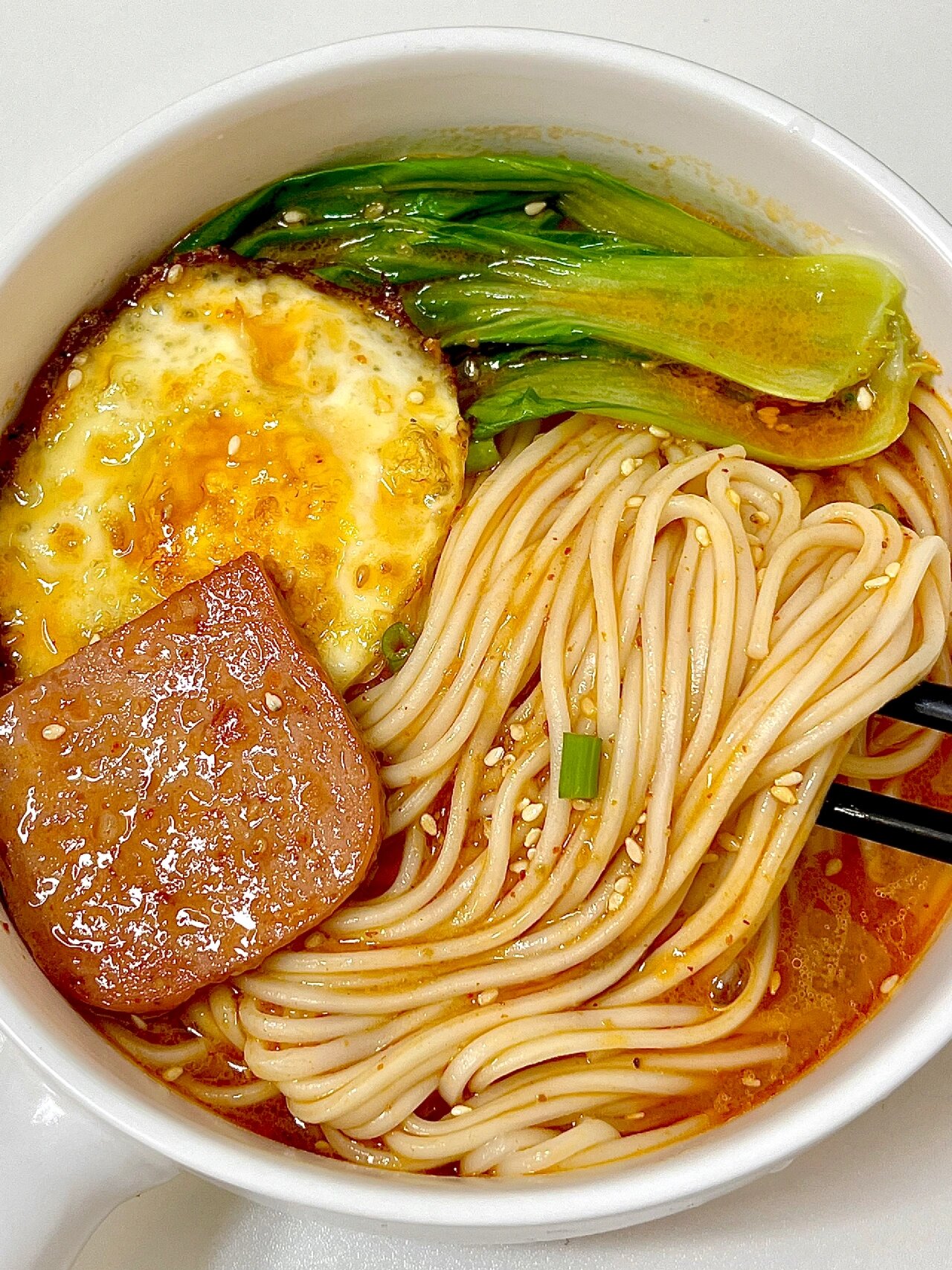 超级好吃美味的麻酱酸汤荷包蛋面

汤汁酸酸辣辣的！！酱香浓郁！

搭配荷包蛋、青