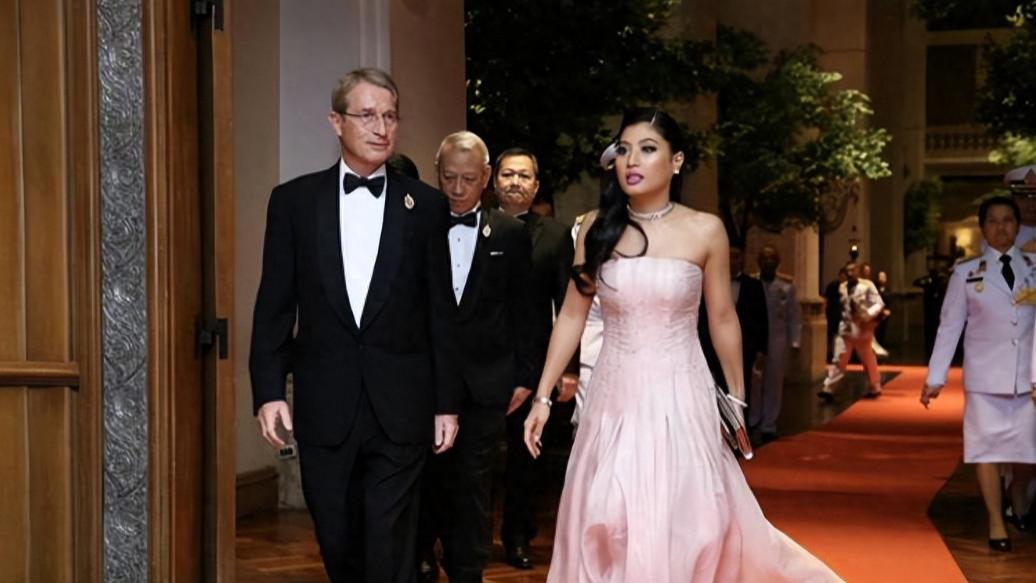 85后泰国公主出席亚运会入场仪式！扎起马尾辫穿小白鞋，活力四射