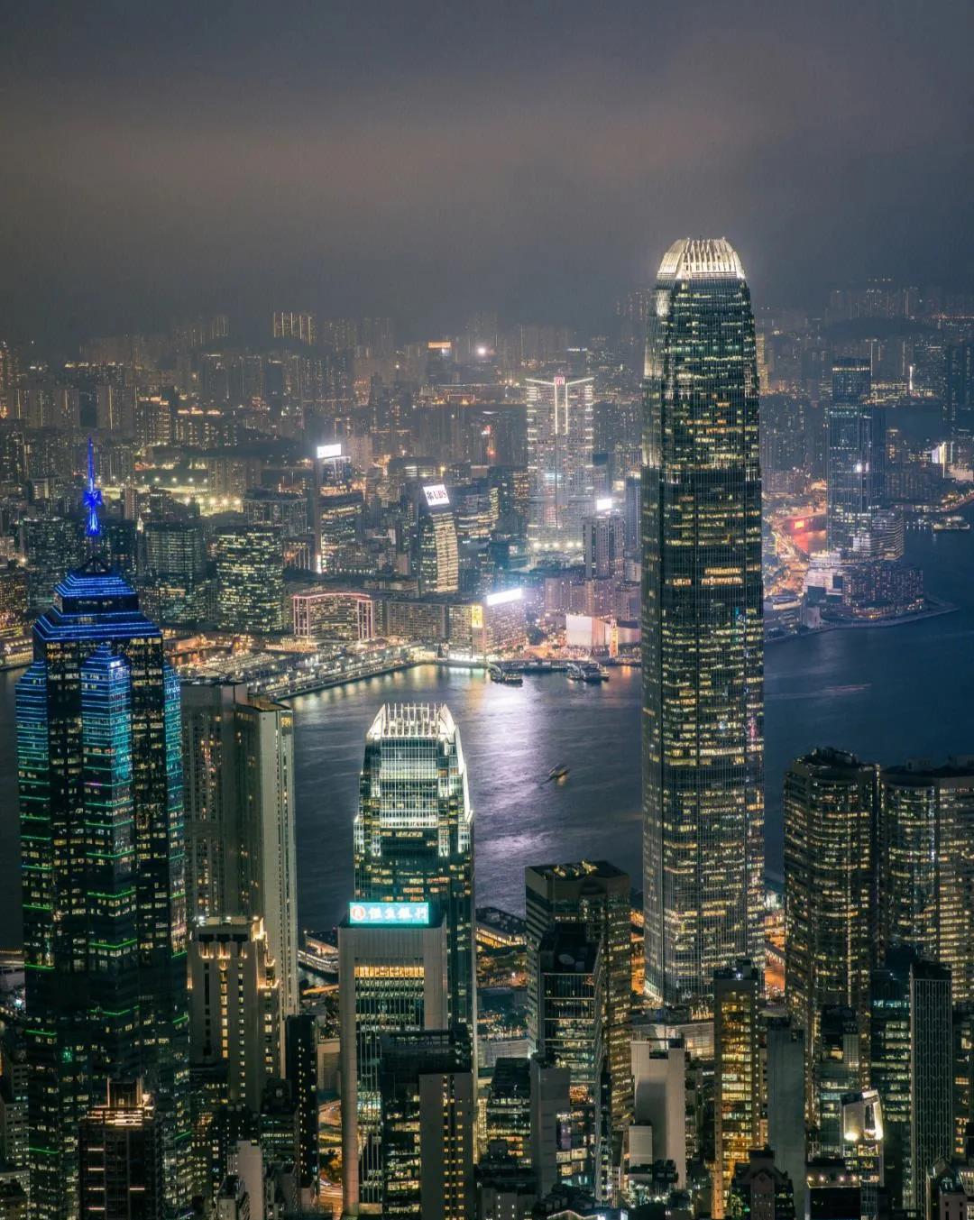 从香港旅游回来后，说几句大实话：
1、香港人吃的比较清淡
2、重庆大厦的酒店虽然