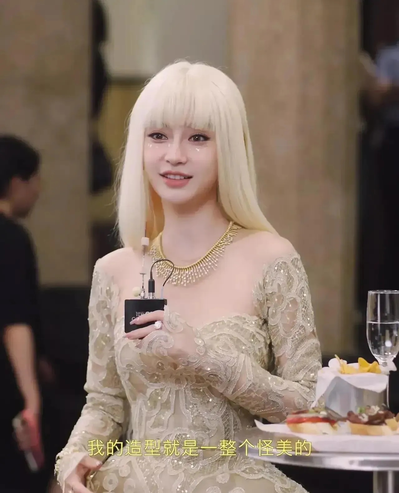 杨颖为了东山再起，拼尽全力。看看她精心打扮的样子，怪异又美丽。以前走这条路的她，
