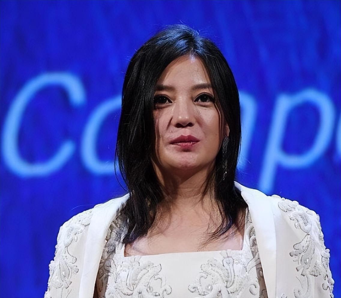 消失一年多后, 再看赵薇如今的处境, 47岁的她后悔了吗?