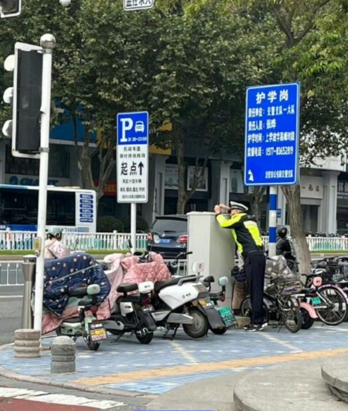 警察叔叔，答应我，下次别躲起来行吗？
