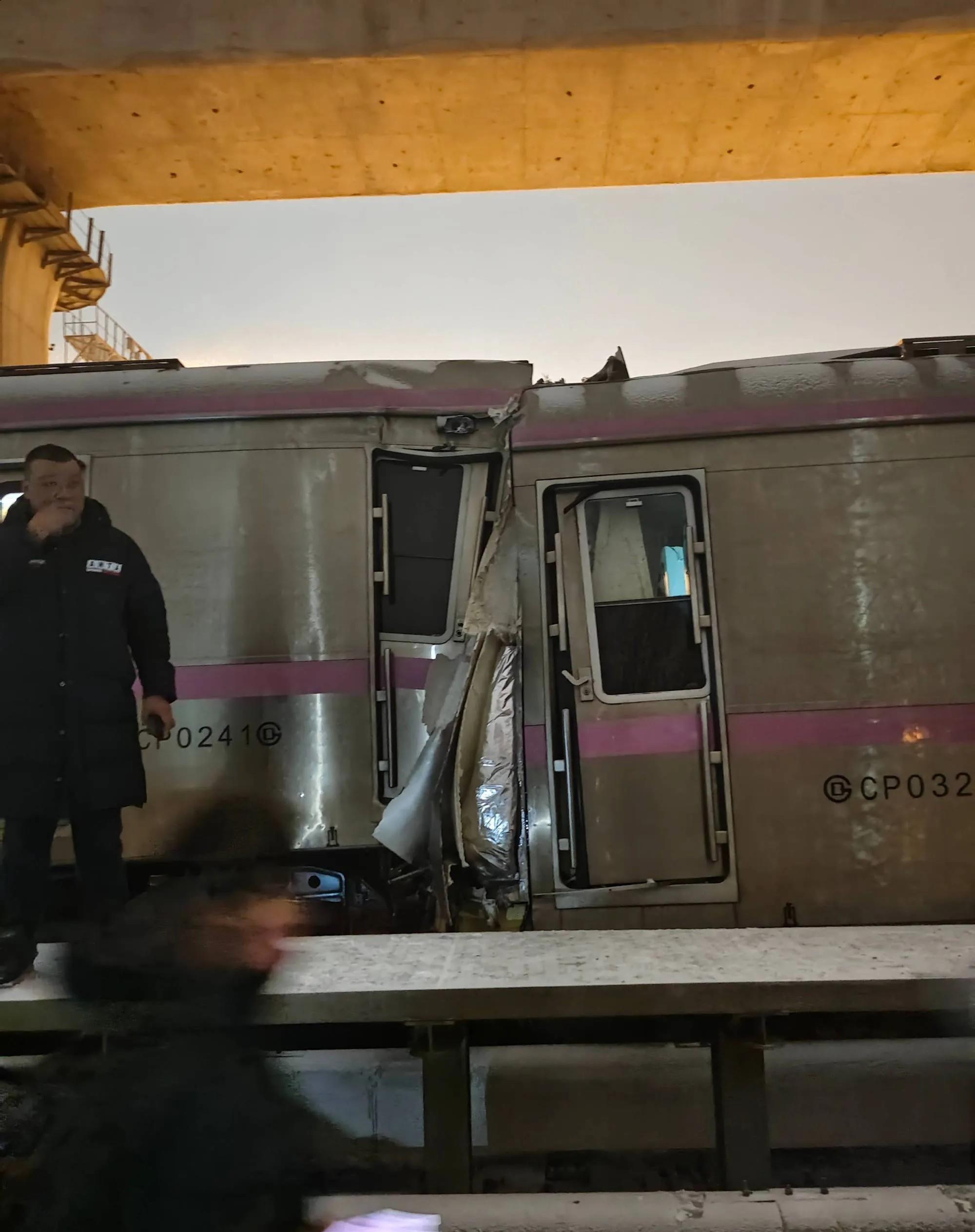 
昌平线的事故里这两张图把我给看懵逼了：

图一显示是0241和0325司机室（
