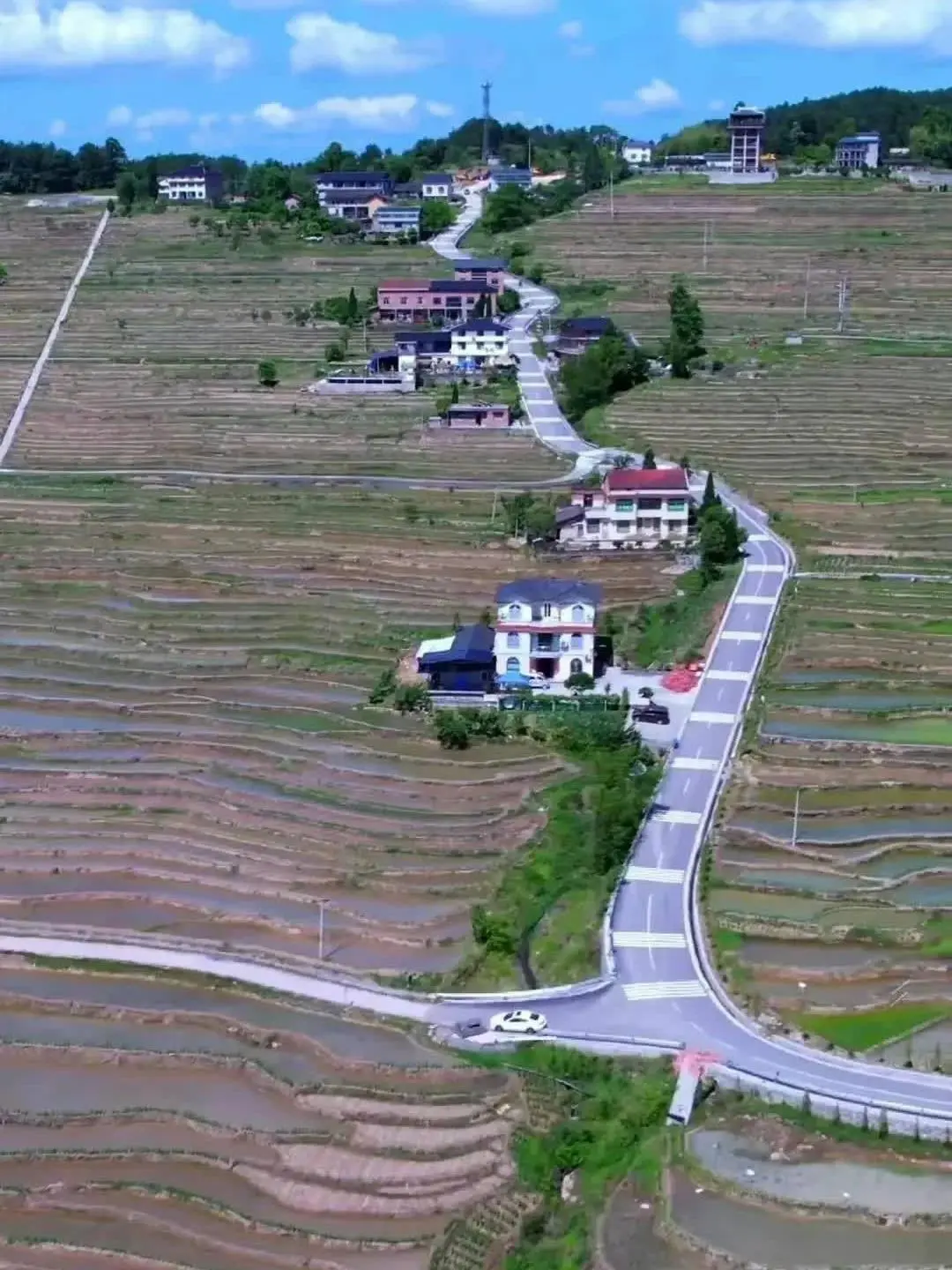 这样的农村自建房真漂亮，布局匀称，多了自由和自发性，邻里冲突和纠纷也少了。