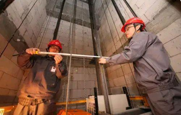 在我们的楼栋里，两部电梯中的一部突然坏了。我们向物业公司报告了这个问题，希望他们