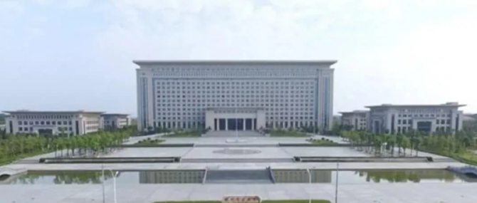 这是湖南某县建设的县委、县府办公大楼，投资2.7亿元，占地207亩，非常的高大上