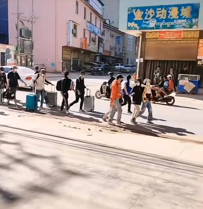从缅甸北部又回来了一大批人，这一批人都有行李箱，穿着也还可以，比起早些天那几批，